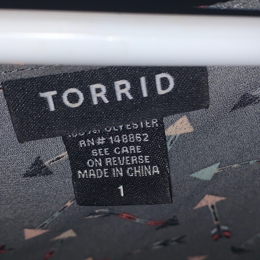 Torrid Light Arrow Patterned Top With Button Back… - image 4